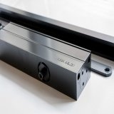 Assa Abloy DC 135---9005 со скользящей тягой   black/ доводчик для внутренних дверей с весом 60 от производителя Аблой